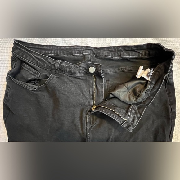 SHEIN Curve Women's Black Distressed Jeans 18 inch Waist, Size 3XL - Picture 4 of 14